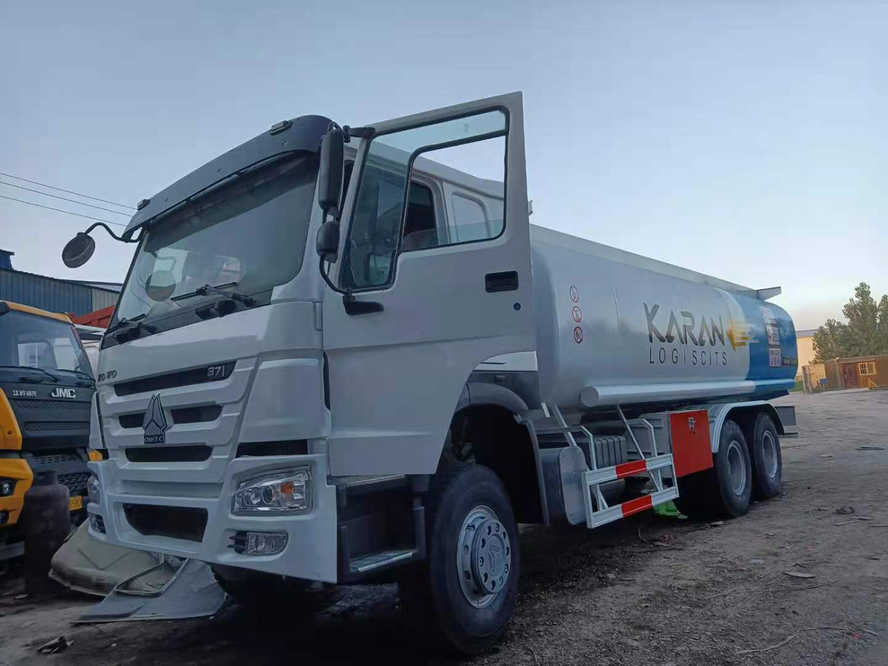 SINOTRUK Howo 371 Fuel Tanker Click Here For DISCOUNT - شاحنة صهريج: صور 2 SINOTRUK Howo 371 Fuel Tanker Click Here For DISCOUNT - شاحنة صهريج: صور 2