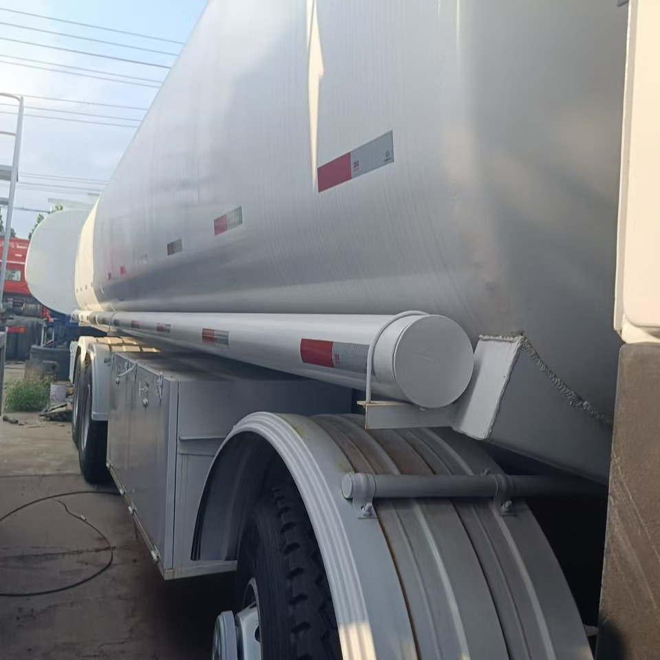 SINOTRUK Howo 371 Fuel Tanker Click Here For DISCOUNT - شاحنة صهريج: صور 5 SINOTRUK Howo 371 Fuel Tanker Click Here For DISCOUNT - شاحنة صهريج: صور 5