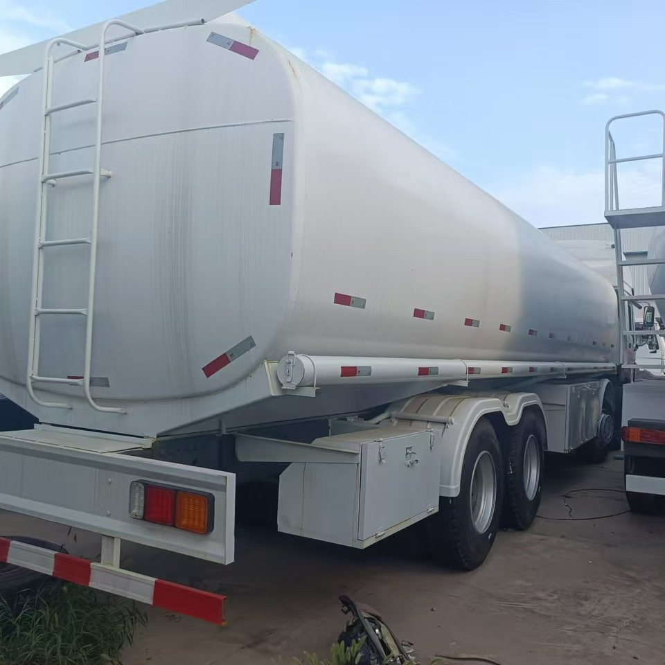 SINOTRUK Howo 371 Fuel Tanker Click Here For DISCOUNT - شاحنة صهريج: صور 4 SINOTRUK Howo 371 Fuel Tanker Click Here For DISCOUNT - شاحنة صهريج: صور 4