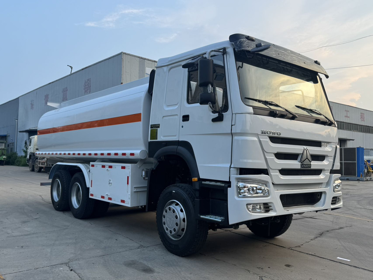 SINOTRUK Howo Fuel Tanker Click Here For DISCOUNT - شاحنة صهريج: صور 1 SINOTRUK Howo Fuel Tanker Click Here For DISCOUNT - شاحنة صهريج: صور 1
