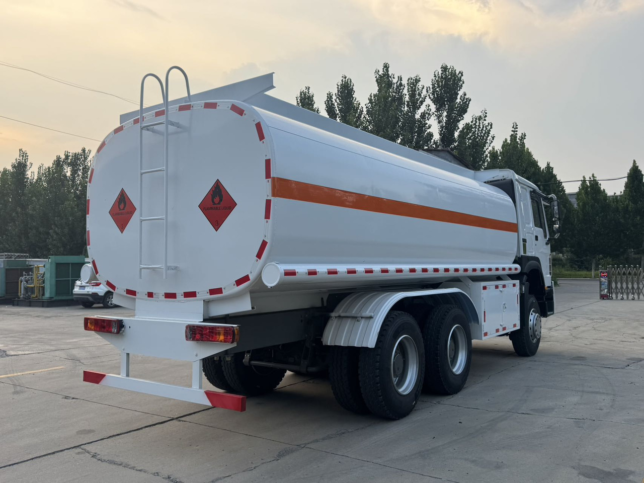 SINOTRUK Howo Fuel Tanker Click Here For DISCOUNT - شاحنة صهريج: صور 5 SINOTRUK Howo Fuel Tanker Click Here For DISCOUNT - شاحنة صهريج: صور 5