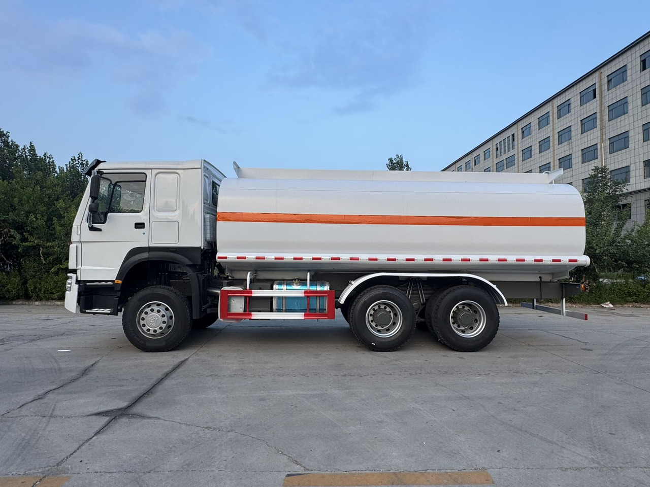 SINOTRUK Howo Fuel Tanker Click Here For DISCOUNT - شاحنة صهريج: صور 3 SINOTRUK Howo Fuel Tanker Click Here For DISCOUNT - شاحنة صهريج: صور 3