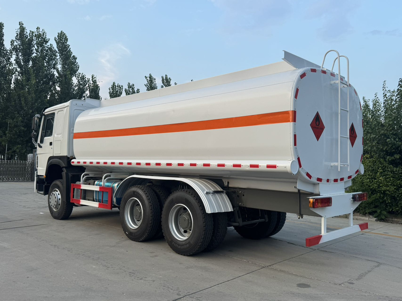 SINOTRUK Howo Fuel Tanker Click Here For DISCOUNT - شاحنة صهريج: صور 2 SINOTRUK Howo Fuel Tanker Click Here For DISCOUNT - شاحنة صهريج: صور 2