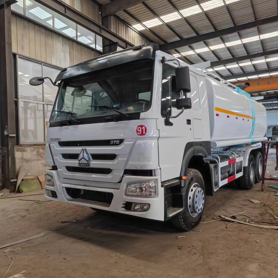Sinotruck HOWO 371 Fuel Tanker Large Capacity Fuel Vehicle - شاحنة صهريج: صور 2 Sinotruck HOWO 371 Fuel Tanker Large Capacity Fuel Vehicle - شاحنة صهريج: صور 2