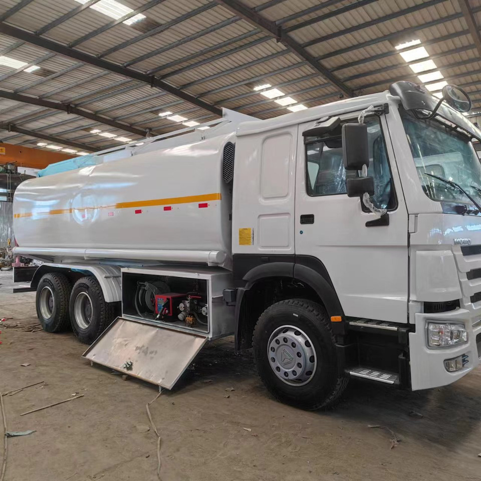 Sinotruck HOWO 371 Fuel Tanker Large Capacity Fuel Vehicle - شاحنة صهريج: صور 1 Sinotruck HOWO 371 Fuel Tanker Large Capacity Fuel Vehicle - شاحنة صهريج: صور 1