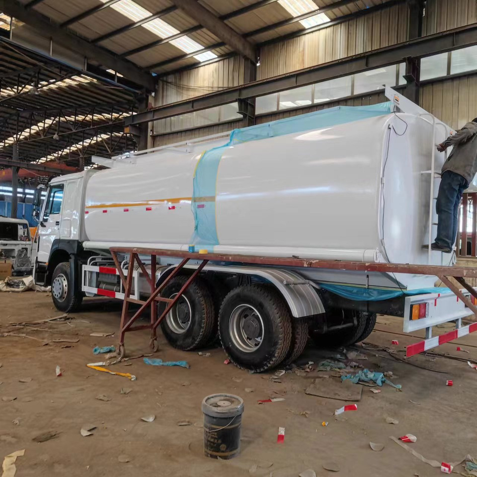 Sinotruck HOWO 371 Fuel Tanker Large Capacity Fuel Vehicle - شاحنة صهريج: صور 4 Sinotruck HOWO 371 Fuel Tanker Large Capacity Fuel Vehicle - شاحنة صهريج: صور 4