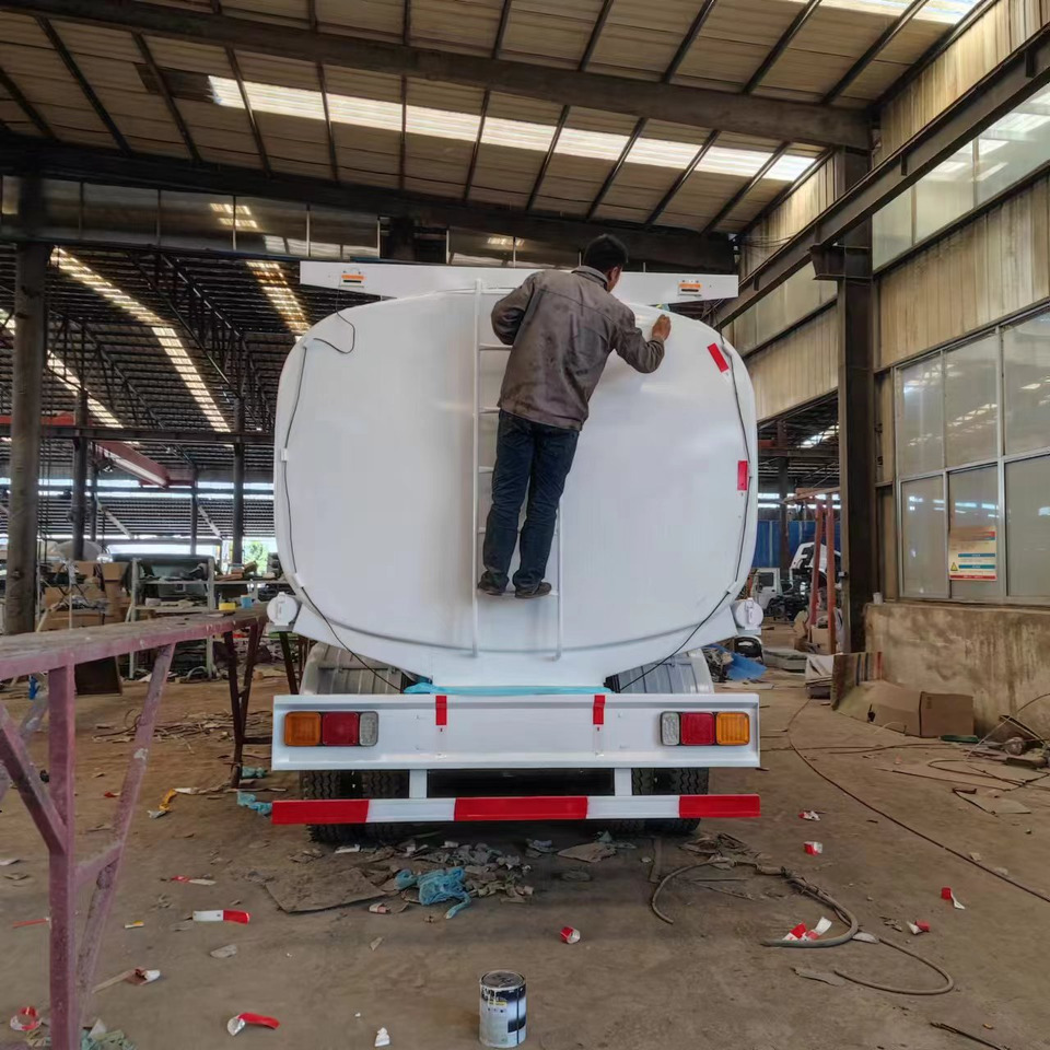 Sinotruck HOWO 371 Fuel Tanker Large Capacity Fuel Vehicle - شاحنة صهريج: صور 5 Sinotruck HOWO 371 Fuel Tanker Large Capacity Fuel Vehicle - شاحنة صهريج: صور 5