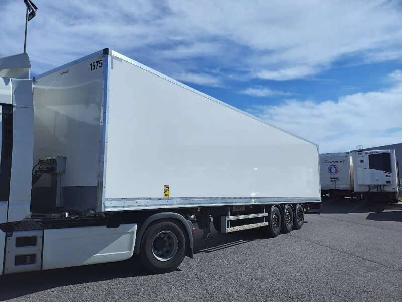 Semi-remorque 3 Essieux SEMI RECONDITONNEE -38 TONNES PORTE RELEVANTE - بصندوق مغلق نصف مقطورة: صور 2 Semi-remorque 3 Essieux SEMI RECONDITONNEE -38 TONNES PORTE RELEVANTE - بصندوق مغلق نصف مقطورة: صور 2