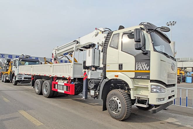 FAW FAW Truck Mounted Crane with Hydraulic Boom for Sale in Kuwait - شاحنة كرين: صور 1 FAW FAW Truck Mounted Crane with Hydraulic Boom for Sale in Kuwait - شاحنة كرين: صور 1