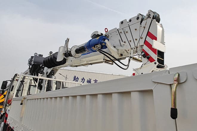 FAW FAW Truck Mounted Crane with Hydraulic Boom for Sale in Kuwait - شاحنة كرين: صور 2 FAW FAW Truck Mounted Crane with Hydraulic Boom for Sale in Kuwait - شاحنة كرين: صور 2