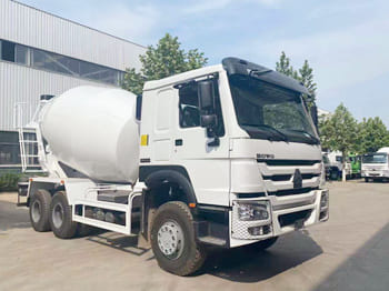SINOTRUK Cement Mixer Truck for Sale in Zambia - شاحنة خلاطة خرسانة: صور 2 SINOTRUK Cement Mixer Truck for Sale in Zambia - شاحنة خلاطة خرسانة: صور 2