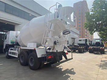 SINOTRUK Cement Mixer Truck for Sale in Zambia - شاحنة خلاطة خرسانة: صور 3 SINOTRUK Cement Mixer Truck for Sale in Zambia - شاحنة خلاطة خرسانة: صور 3