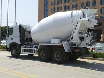 SINOTRUK Concrete Mixer Truck for Sale in Ghana - شاحنة خلاطة خرسانة: صور 2 SINOTRUK Concrete Mixer Truck for Sale in Ghana - شاحنة خلاطة خرسانة: صور 2