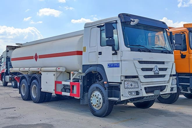 SINOTRUK Howo 400 Diesel Tanker Truck for Sale in Nigeria - شاحنة صهريج: صور 1 SINOTRUK Howo 400 Diesel Tanker Truck for Sale in Nigeria - شاحنة صهريج: صور 1