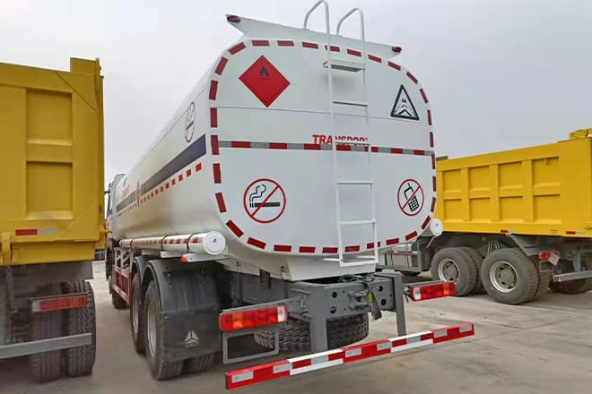 SINOTRUK Howo 6X4 Oil Truck Price for Sale in Djibouti - شاحنة صهريج: صور 4 SINOTRUK Howo 6X4 Oil Truck Price for Sale in Djibouti - شاحنة صهريج: صور 4