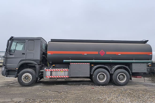 SINOTRUK Howo 6x4 380 Oil Truck for Sale in Mali - شاحنة صهريج: صور 3 SINOTRUK Howo 6x4 380 Oil Truck for Sale in Mali - شاحنة صهريج: صور 3