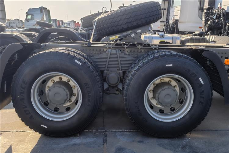 SINOTRUK Howo NX Truck Tractor 6x4 380hp Price for Sale In Tanzania - شاحنة جرار: صور 5 SINOTRUK Howo NX Truck Tractor 6x4 380hp Price for Sale In Tanzania - شاحنة جرار: صور 5