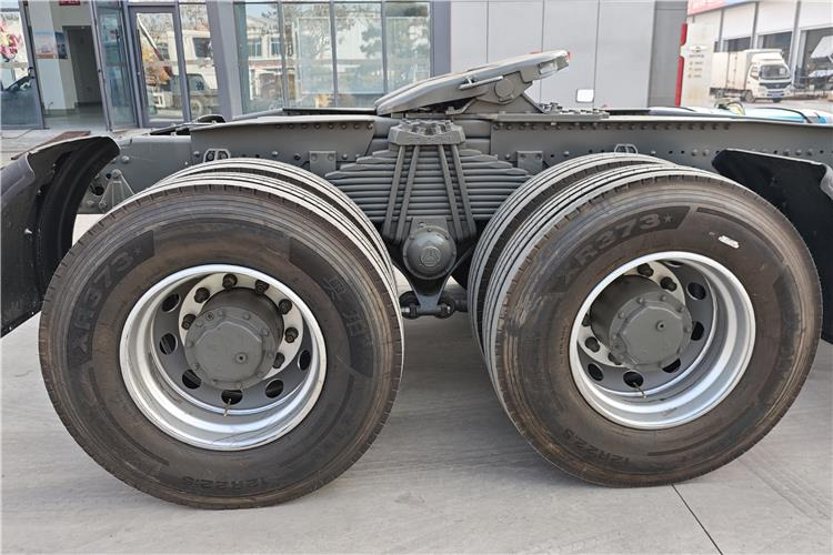 SINOTRUK Second Hand Howo 380hp 6x4 Truck Tractor for Sale In Tanzania - شاحنة جرار: صور 3 SINOTRUK Second Hand Howo 380hp 6x4 Truck Tractor for Sale In Tanzania - شاحنة جرار: صور 3