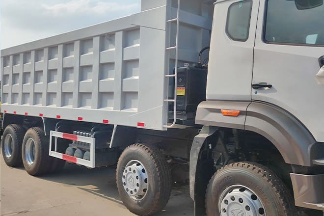 SINOTRUK Sinotruk Howo 8x4 Dump Truck for Sale in Guinea - قلابات: صور 2 SINOTRUK Sinotruk Howo 8x4 Dump Truck for Sale in Guinea - قلابات: صور 2