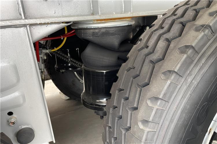 TITAN 3 Axle 45000 L Aluminum Fuel Tanker Trailer for Sale In Zimbabwe - نصف مقطورة صهريج: صور 5 TITAN 3 Axle 45000 L Aluminum Fuel Tanker Trailer for Sale In Zimbabwe - نصف مقطورة صهريج: صور 5