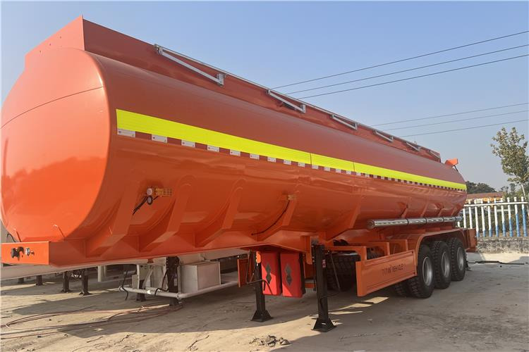 TITAN 45000 Liters Fuel Oil Diesel Tanker Trailer for Sale In Saudi Arabia - نصف مقطورة صهريج: صور 3 TITAN 45000 Liters Fuel Oil Diesel Tanker Trailer for Sale In Saudi Arabia - نصف مقطورة صهريج: صور 3