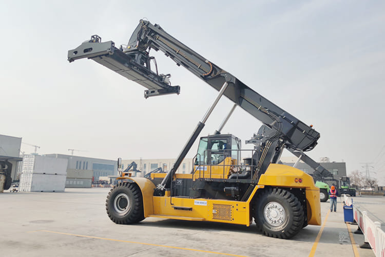 XCMG Container Reach Stacker for Sale in Ghana - رافعة للحاويات: صور 4 XCMG Container Reach Stacker for Sale in Ghana - رافعة للحاويات: صور 4