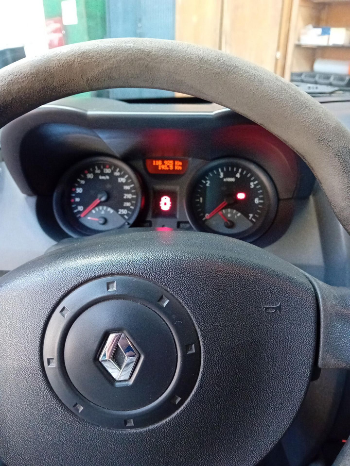 Renault Mégane 2 1.4l 6cv fiscaux 82 cv DIN - هاتشباك: صور 2 Renault Mégane 2 1.4l 6cv fiscaux 82 cv DIN - هاتشباك: صور 2