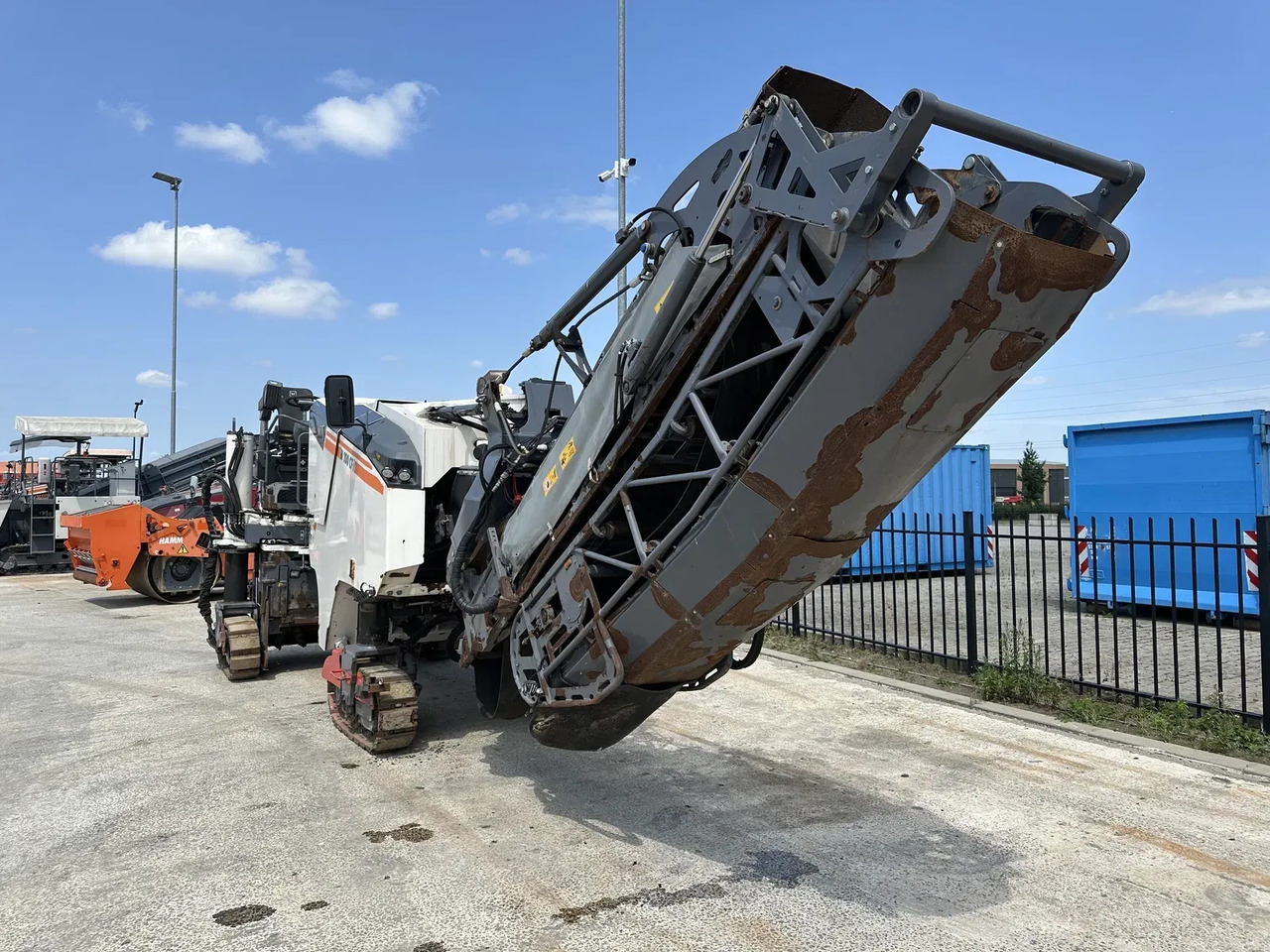 Wirtgen W 100 CFi - ماكينات لصقل الأسفلت: صور 3 Wirtgen W 100 CFi - ماكينات لصقل الأسفلت: صور 3
