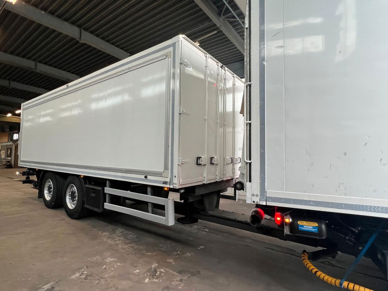 Mercedes-Benz Actros 2543 Komplettzug Voll-Luft - Lange Koffer - بصندوق مغلق شاحنة: صور 3 Mercedes-Benz Actros 2543 Komplettzug Voll-Luft - Lange Koffer - بصندوق مغلق شاحنة: صور 3
