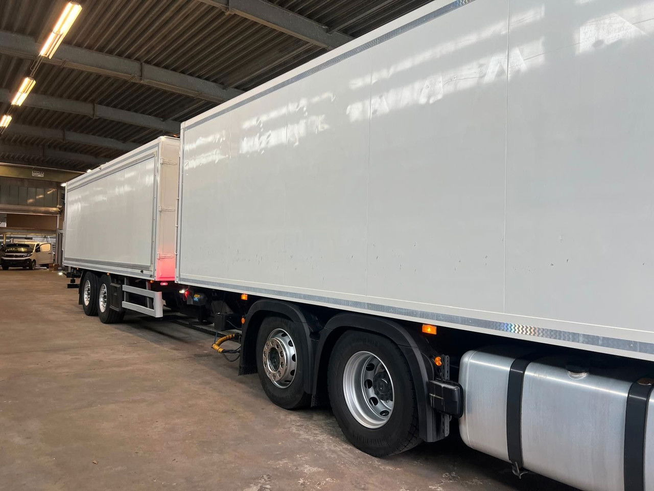 Mercedes-Benz Actros 2543 Komplettzug Voll-Luft - Lange Koffer - بصندوق مغلق شاحنة: صور 2 Mercedes-Benz Actros 2543 Komplettzug Voll-Luft - Lange Koffer - بصندوق مغلق شاحنة: صور 2