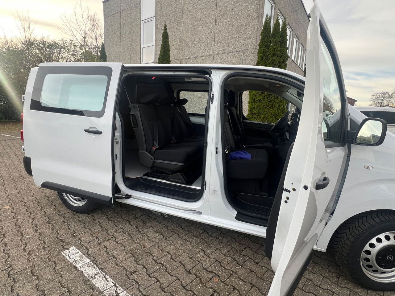 فان المدمجة Opel Vivaro Flex L3 6 Sitze Allwetter AHK Rückfahrka: صور 10 فان المدمجة Opel Vivaro Flex L3 6 Sitze Allwetter AHK Rückfahrka: صور 10