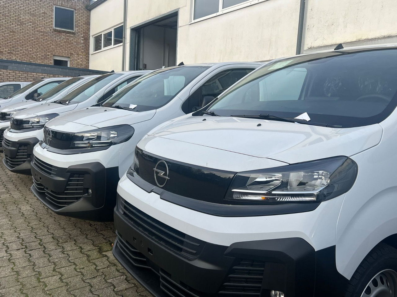 Opel Vivaro L2 H1 Allwetter AHK Rückfahrkam - فان: صور 4 Opel Vivaro L2 H1 Allwetter AHK Rückfahrkam - فان: صور 4