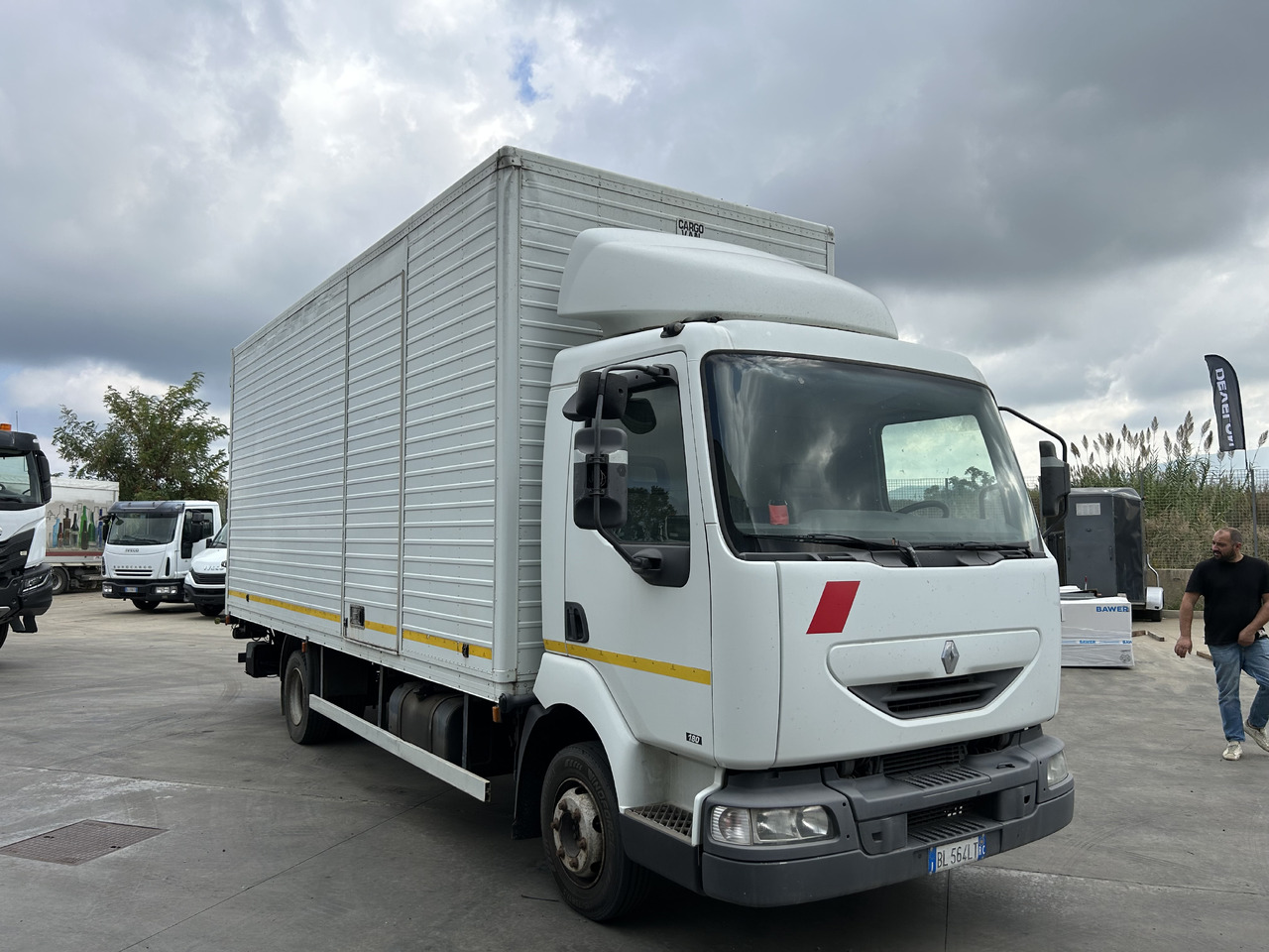 RENAULT Midlum 180 con furgonatarura e sponda - بصندوق مغلق شاحنة: صور 2 RENAULT Midlum 180 con furgonatarura e sponda - بصندوق مغلق شاحنة: صور 2