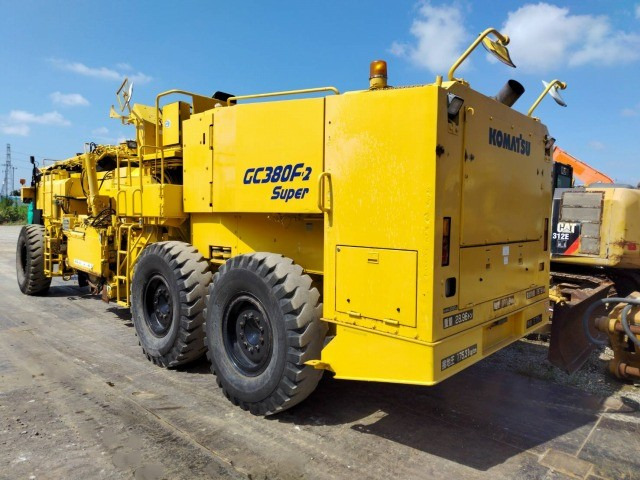 KOMATSU GC380F-2 - ماكينات لصقل الأسفلت: صور 2 KOMATSU GC380F-2 - ماكينات لصقل الأسفلت: صور 2