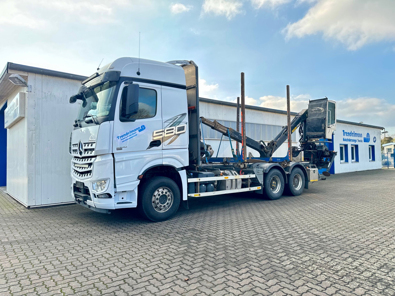 Mercedes Arocs 3358 L 6x4 Radstand 4500 Arocs 3358 L 6x4 Blatt-Luft Gefedert - شاحنة قطع الأشجار: صور 2 Mercedes Arocs 3358 L 6x4 Radstand 4500 Arocs 3358 L 6x4 Blatt-Luft Gefedert - شاحنة قطع الأشجار: صور 2