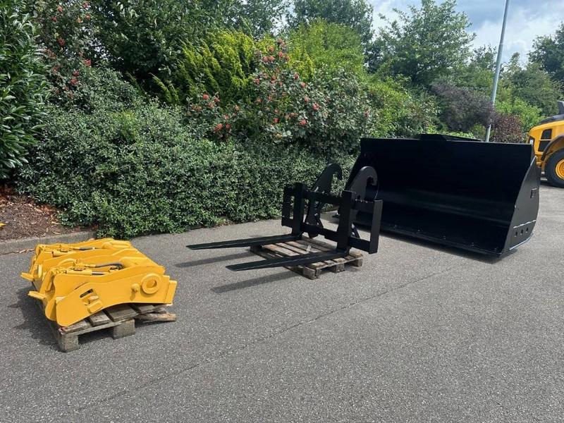 Cat 938M Fusion coupler, Bucket, Forks - وصلة الربط للمعدات المعلقة - آلات البناء: صور 2 Cat 938M Fusion coupler, Bucket, Forks - وصلة الربط للمعدات المعلقة - آلات البناء: صور 2