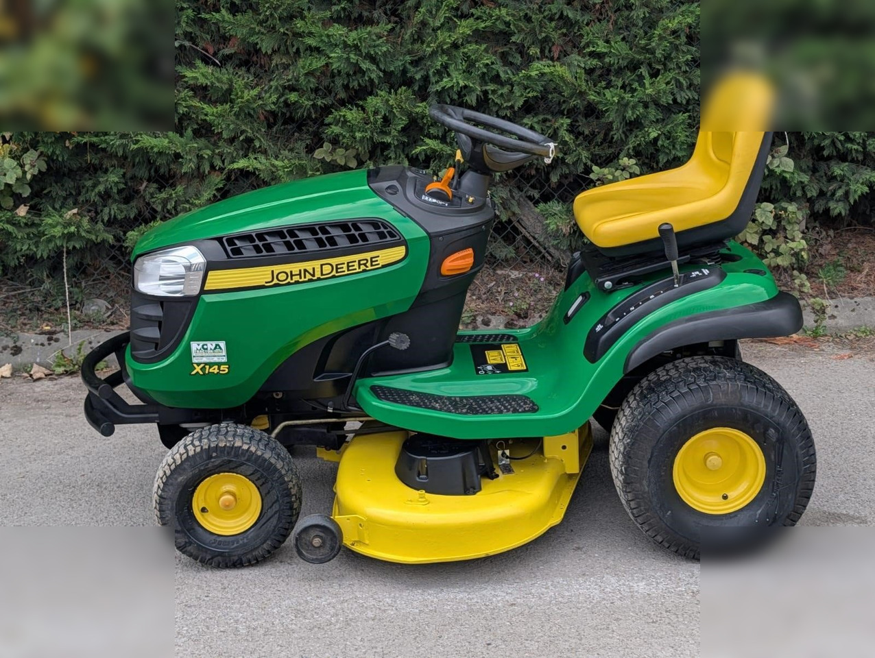 2011 JOHN DEERE X145 - جزازة المروج: صور 4 2011 JOHN DEERE X145 - جزازة المروج: صور 4