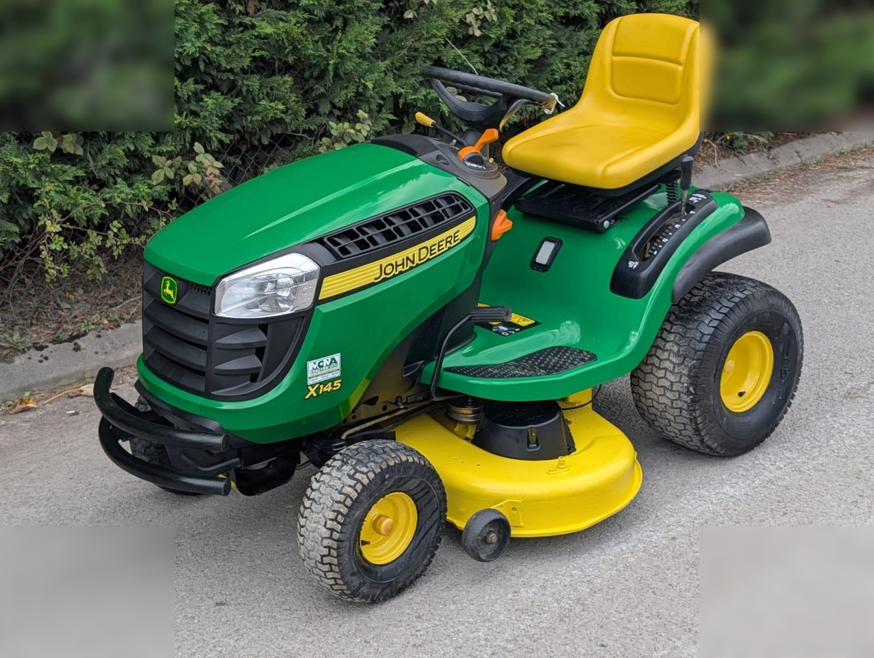 2011 JOHN DEERE X145 - جزازة المروج: صور 2 2011 JOHN DEERE X145 - جزازة المروج: صور 2