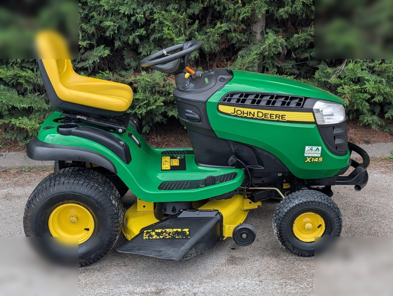 2011 JOHN DEERE X145 - جزازة المروج: صور 3 2011 JOHN DEERE X145 - جزازة المروج: صور 3