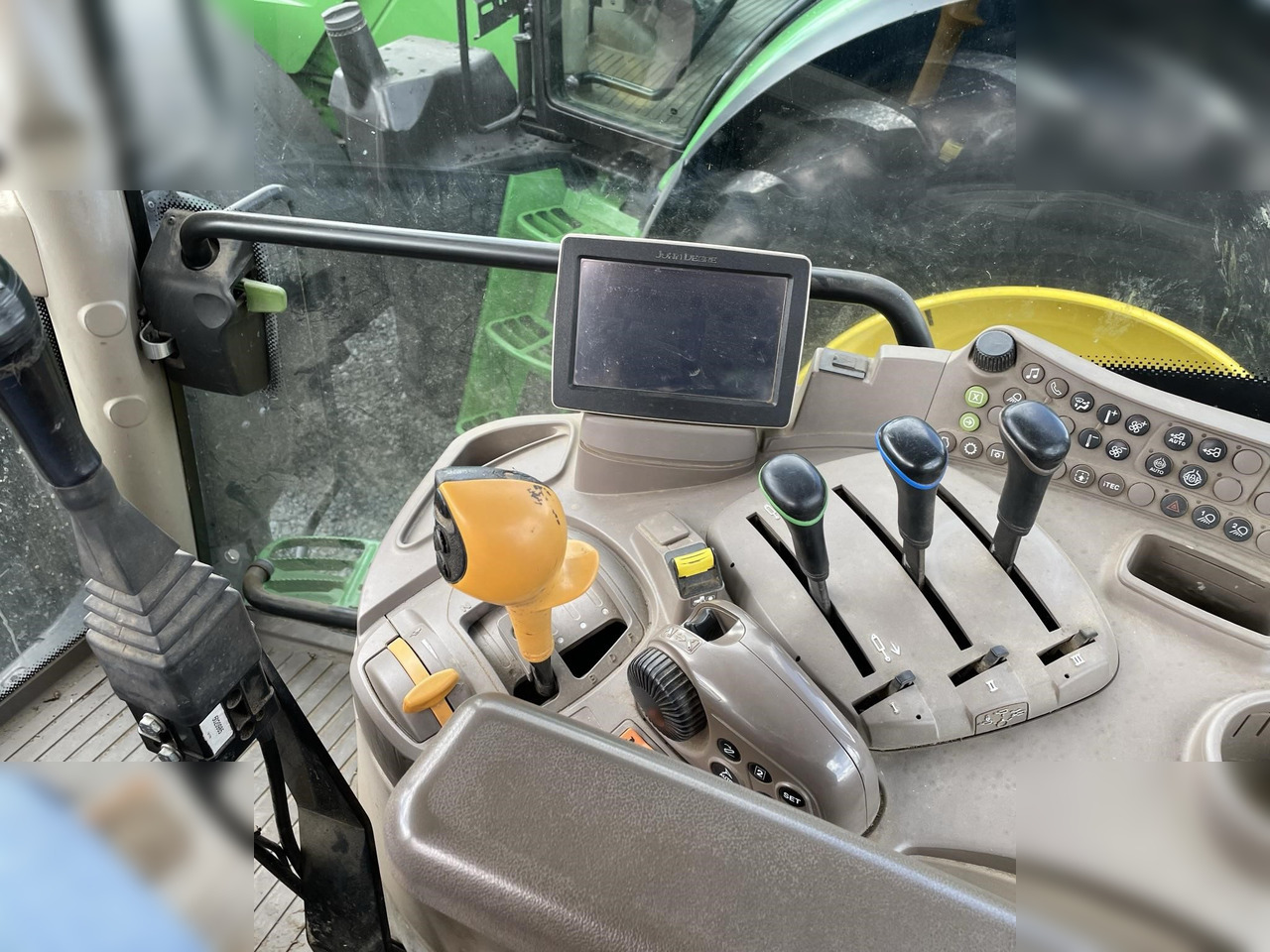 2016 JOHN DEERE 6110R - جرار: صور 4 2016 JOHN DEERE 6110R - جرار: صور 4