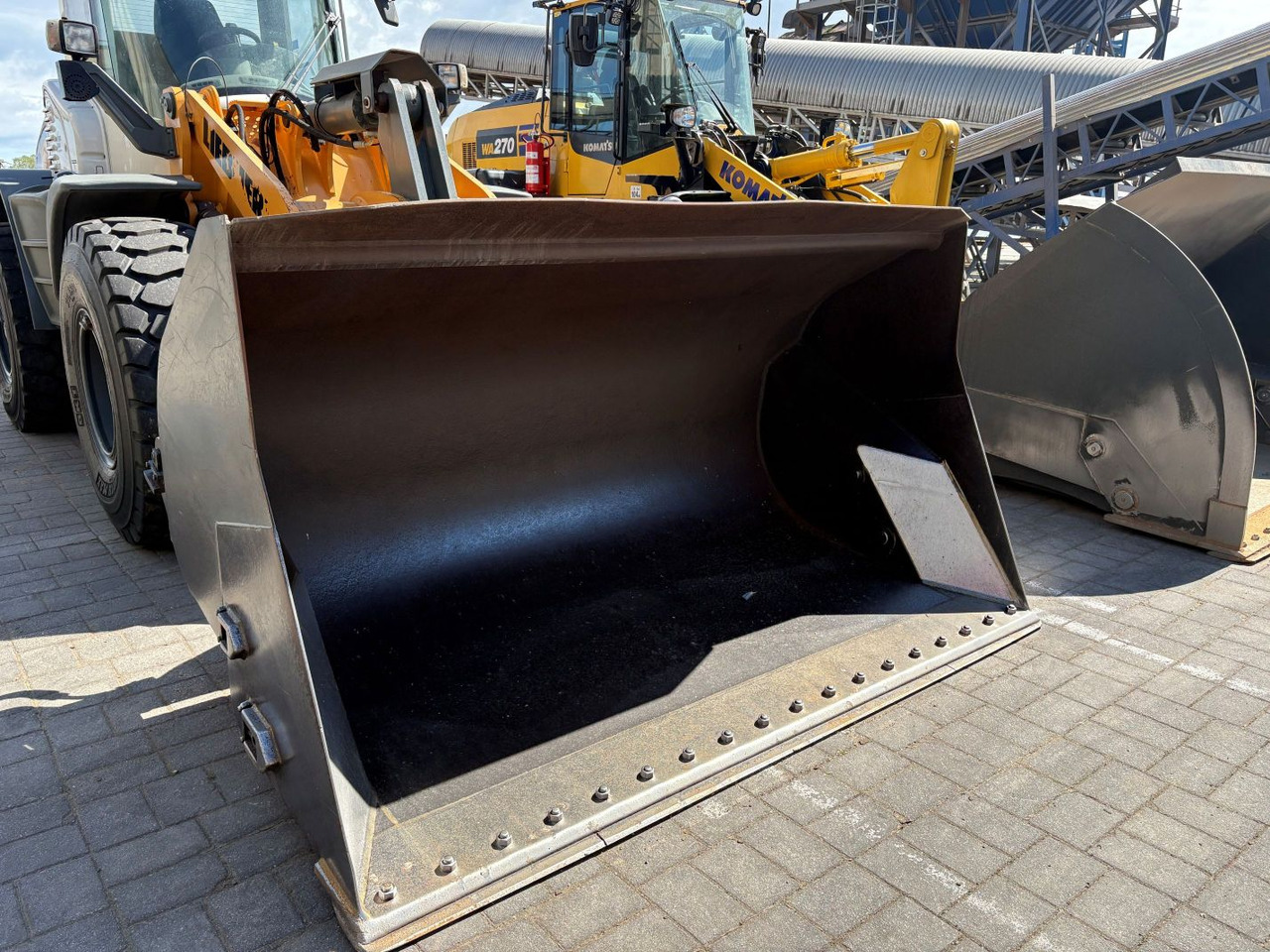 اللودر بعجل Liebherr L538: صور 14
