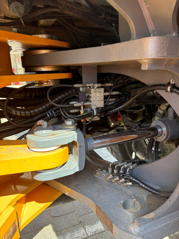 اللودر بعجل Liebherr L538: صور 11