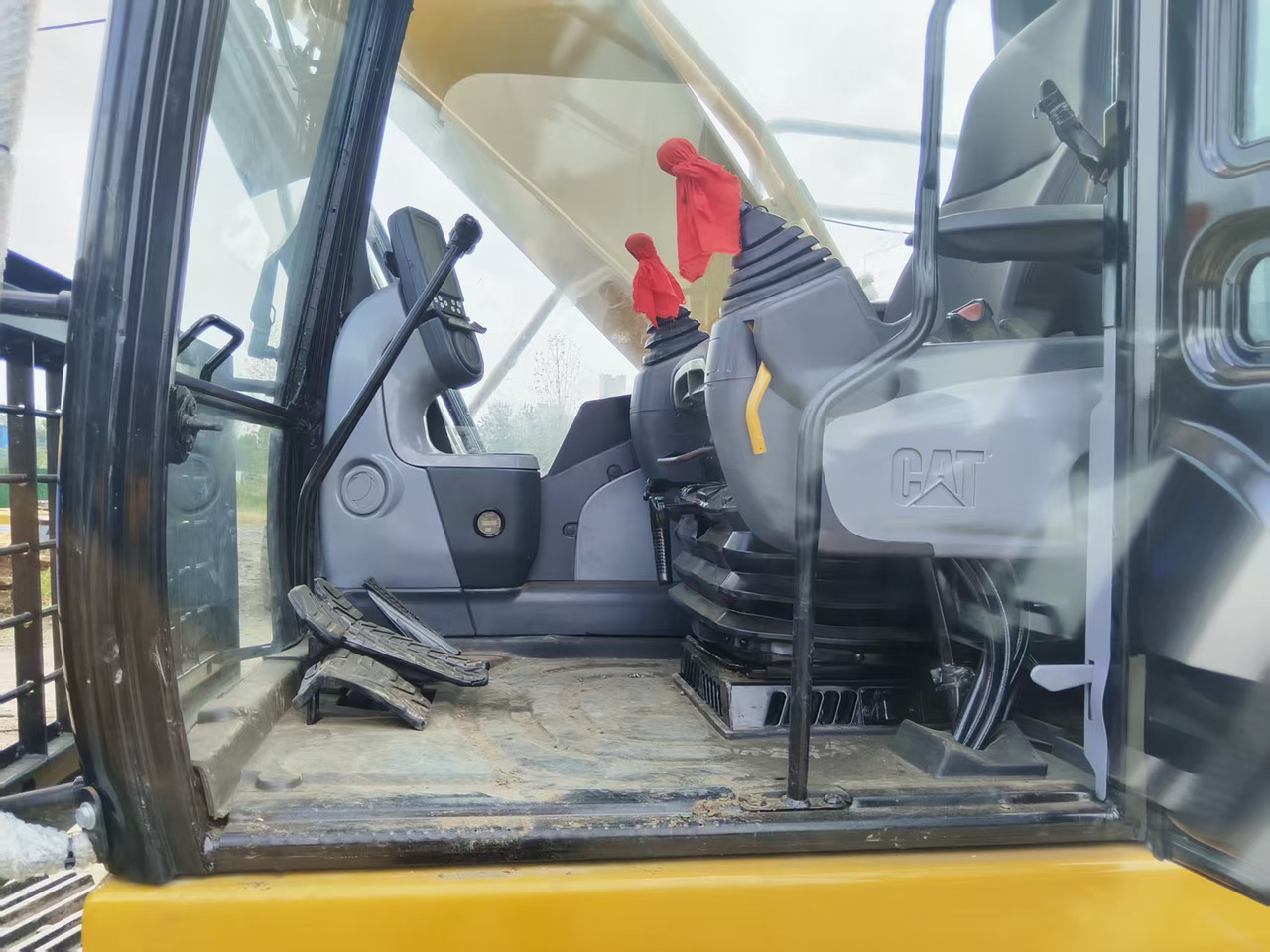 CATERPILLAR 330DL good condition 2024 30 ton excavator for sale - حفارات زحافة: صور 5 CATERPILLAR 330DL good condition 2024 30 ton excavator for sale - حفارات زحافة: صور 5