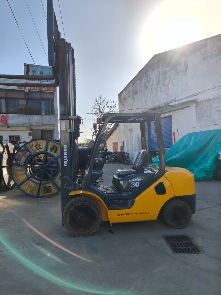 KOMATSU FD30T japan brand used 3 ton forklift - رافعة شوكية ديزل: صور 4 KOMATSU FD30T japan brand used 3 ton forklift - رافعة شوكية ديزل: صور 4