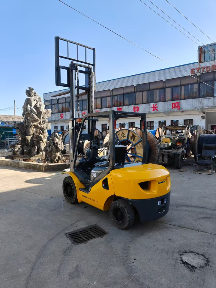 KOMATSU FD30T japan brand used 3 ton forklift - رافعة شوكية ديزل: صور 1 KOMATSU FD30T japan brand used 3 ton forklift - رافعة شوكية ديزل: صور 1