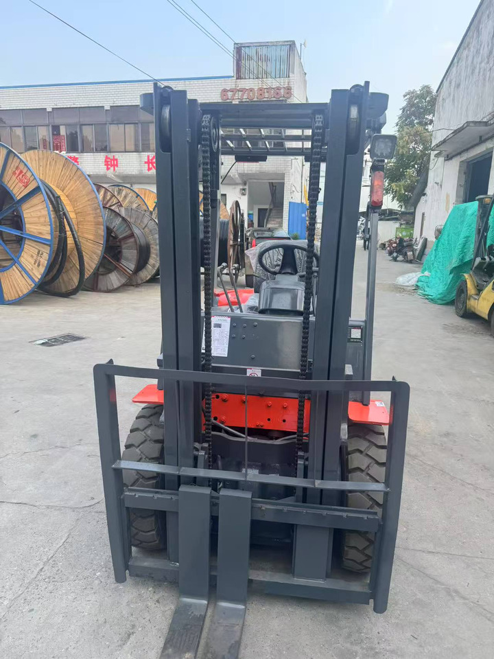 Heli stock new 2024 model 3T diesel forklift Customizable Mast & Clamp - رافعة شوكية ديزل: صور 5 Heli stock new 2024 model 3T diesel forklift Customizable Mast & Clamp - رافعة شوكية ديزل: صور 5