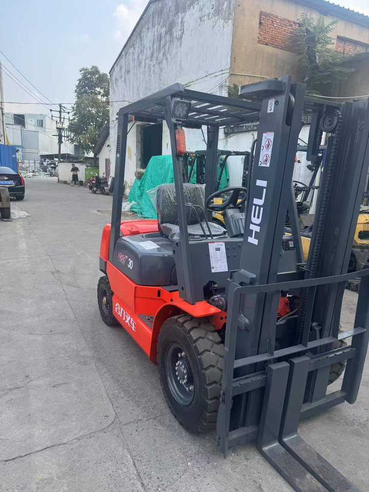 Heli stock new 2024 model 3T diesel forklift Customizable Mast & Clamp - رافعة شوكية ديزل: صور 2 Heli stock new 2024 model 3T diesel forklift Customizable Mast & Clamp - رافعة شوكية ديزل: صور 2