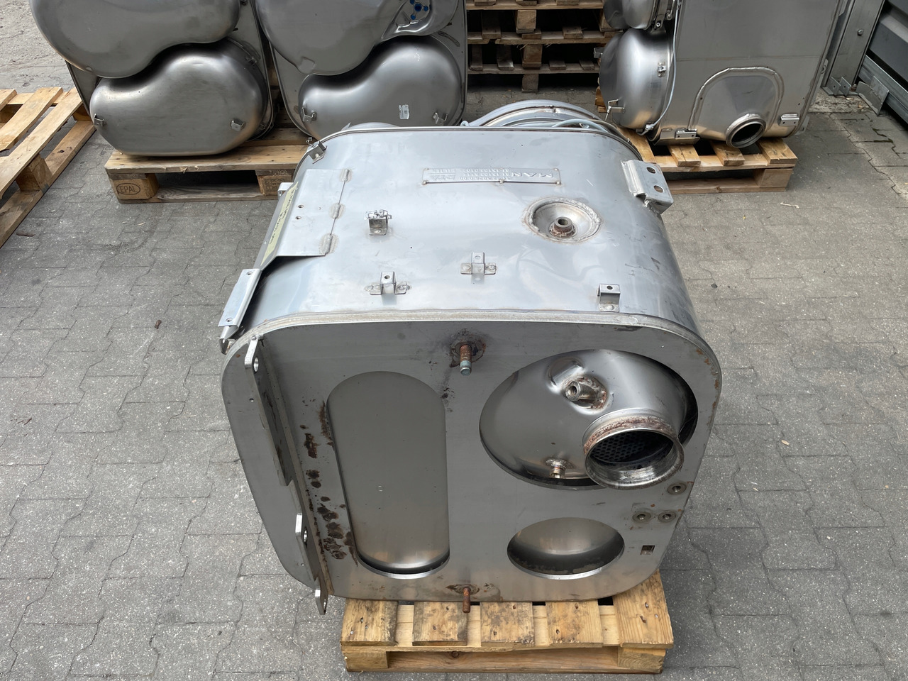 KATALIZATOR MAN TGX TGS EURO 6 DPF TŁUMIK WYDECH 81151036114 - ماسورة العادم - شاحنة: صور 5 KATALIZATOR MAN TGX TGS EURO 6 DPF TŁUMIK WYDECH 81151036114 - ماسورة العادم - شاحنة: صور 5