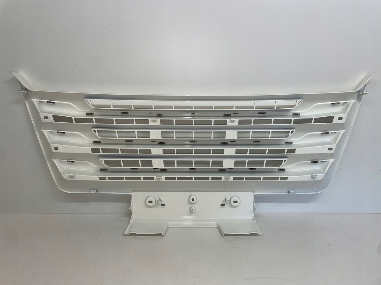 ŚRODKOWY GRILL CHROM ZDERZAKA MAN TGX TG3 TGX 3 ATRAPA 81416146084 - جلوپنجره - شاحنة: صور 4 ŚRODKOWY GRILL CHROM ZDERZAKA MAN TGX TG3 TGX 3 ATRAPA 81416146084 - جلوپنجره - شاحنة: صور 4