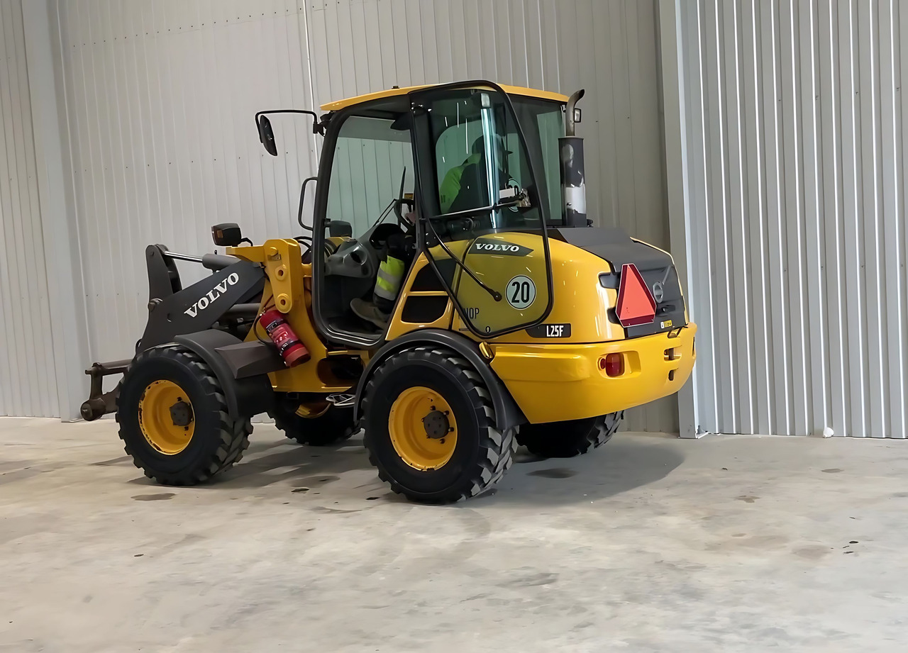 Volvo L 25 - اللودر بعجل: صور 1 Volvo L 25 - اللودر بعجل: صور 1